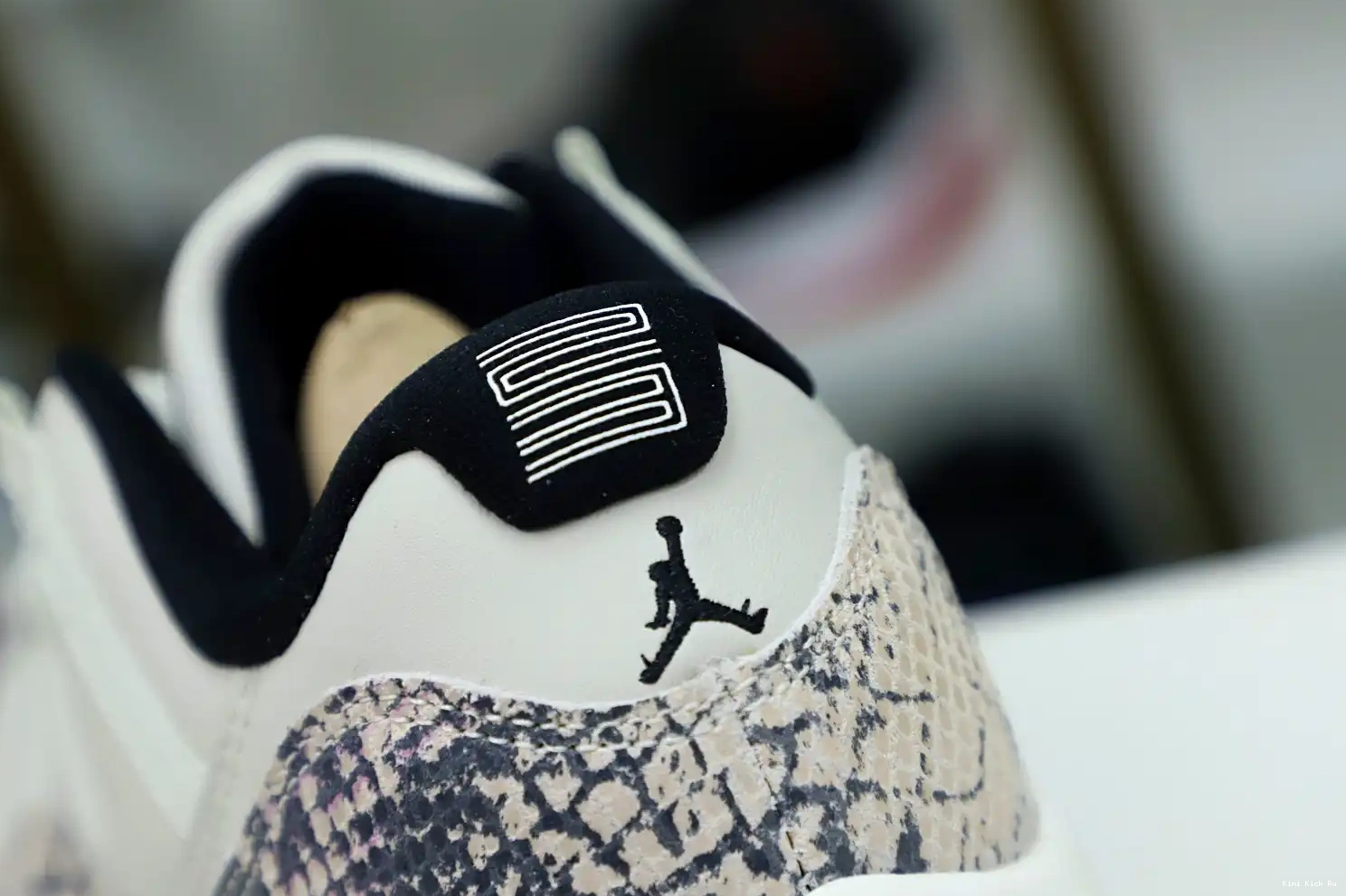 Kimikick BONE AIR SNAKESKIN LIGHT LOW 11 JORDAN 0419